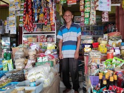 Perjuangan Hendrik Sarjanakan Anak dari Jualan Sembako