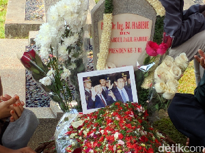 Sentilan Anggun C. Sasmi Soal Ramai Selfie di Makam BJ Habibie Sentilan Anggun C. Sasmi Soal Ramai Selfie di Makam BJ Habibie
