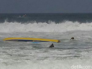 Perahu Terbalik di Kawasan Geopark Sukabumi Diduga Kelebihan Muatan Perahu Terbalik di Kawasan Geopark Sukabumi Diduga Kelebihan Muatan
