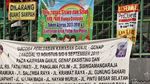 Beragam Spanduk Nyeleneh The Jakmania
