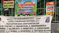 Ada juga yang membawa spanduk Perluasan Ganjil Genap yang diterapkan di beberapa ruas jalanan Ibu Kota.