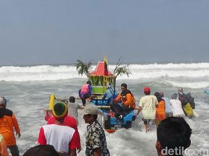 Nelayan Purworejo Larung Kambing Kendit Saat Sedekah Laut