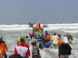 Nelayan Purworejo Larung Kambing Kendit Saat Sedekah Laut
