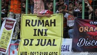 Ada lagi yang membawa spanduk bertulisakan Rumah Ini Dijual hehehehe.. Ada-ada saja ya.