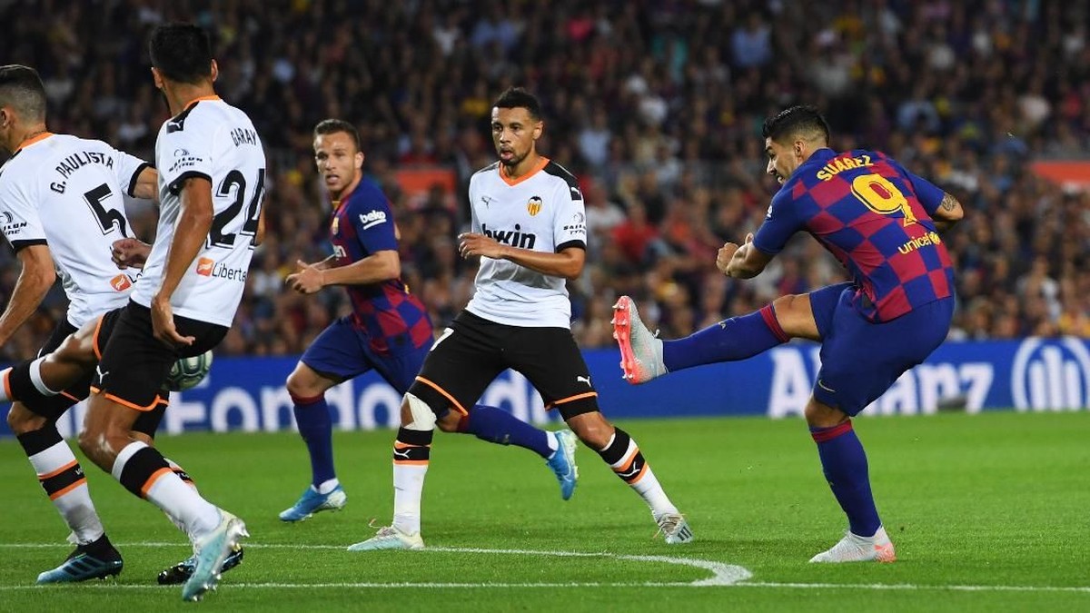 Luis Suarez mencetak dua gol dalam kemenangan Barcelona 5-2 atas Valencia. (Foto: Alex Caparros/Getty Images)