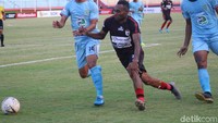 Saat menit ke-40, Persipura mendapat gol yang ditunggu. Titus Bonai membobol gawang Persela, memanfaatkan kemelut di depan gawang Dian Agus.