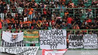 Salah satu bentuk kekecewaan supporter adalah kata-kata ini nih. Abis Juara kok Terancam Degradasi?