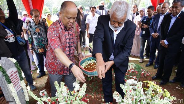 Xanana Gusmao Ziarah ke Makam Habibie