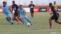 Bola muntah hasil tandukan Samassa yang diblok Dian Agus, bisa diteruskan Tibo menjadi gol. Persipura pun unggul 1-0 atas Persela hingga turun minum.