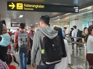 Kabut Asap Bikin Pesawat Delay, Penumpang Numpuk di Bandara Supadio Kalbar