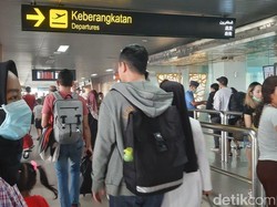 Kabut Asap Bikin Pesawat Delay, Penumpang Numpuk di Bandara Supadio Kalbar
