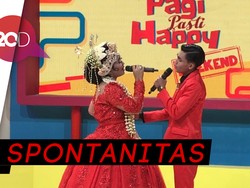 Viral! Pasangan Pengantin yang Nyanyi di Pernikahannya Sendiri