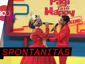 Viral! Pasangan Pengantin yang Nyanyi di Pernikahannya Sendiri Viral! Pasangan Pengantin yang Nyanyi di Pernikahannya Sendiri