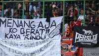 Seperti di film Dilan ya? Menang aja kok Berat!! Kaya Rindu tulis salah satu spanduk yang ada di tribun penonton Stadion Patriot Bekasi, Minggu (15/9).