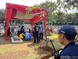 Sekuriti TMPNU Kalibata Imbau Tak Selfie di Makam: Itu Kurang Etis Sekuriti TMPNU Kalibata Imbau Tak Selfie di Makam: Itu Kurang Etis