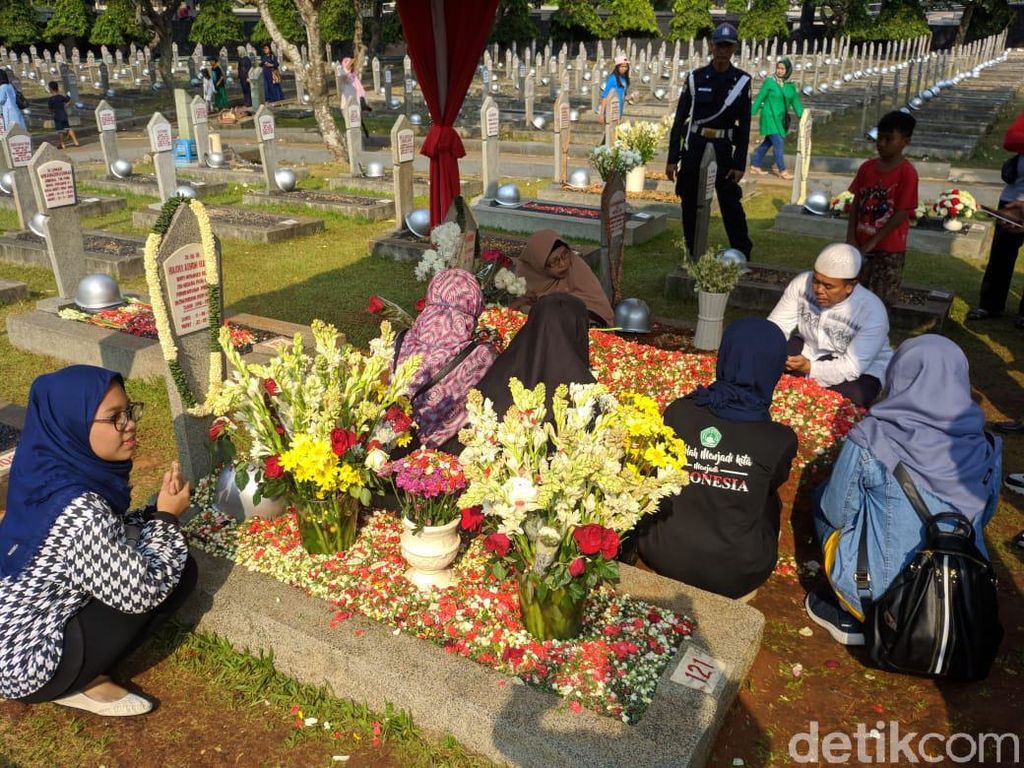 Para Artis Soroti Makam BJ Habibie yang Jadi Objek Selfie Para Artis Soroti Makam BJ Habibie yang Jadi Objek Selfie