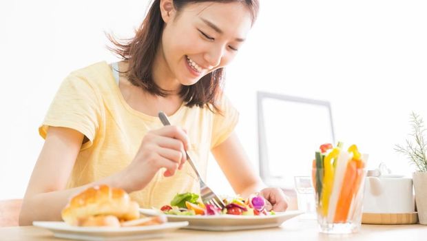 Ilustrasi wanita makan sehat