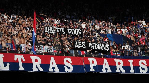 Suporter PSG membentangkan sejumlah spanduk saat melawan Strasbourg.