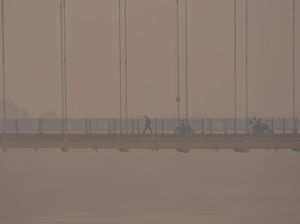 Kabut Asap Ganggu Penerbangan di Bandara SSK Pekanbaru