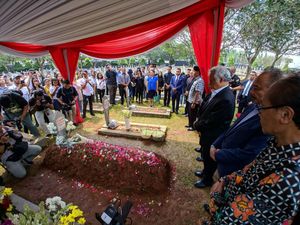 Xanana Gusmao Ziarah ke Pusara Habibie, Ainun, dan Ani Yudhoyono