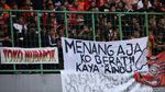 Beragam Spanduk Nyeleneh The Jakmania