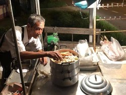 Sedih! Kakek Ini Jualan Bakso Hingga Larut Malam Tapi Tak Ada yang Beli
