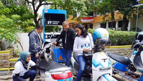 Nikmatnya Keliling Padang Naik Motor Listrik