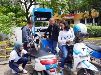 Nikmatnya Keliling Padang Naik Motor Listrik
