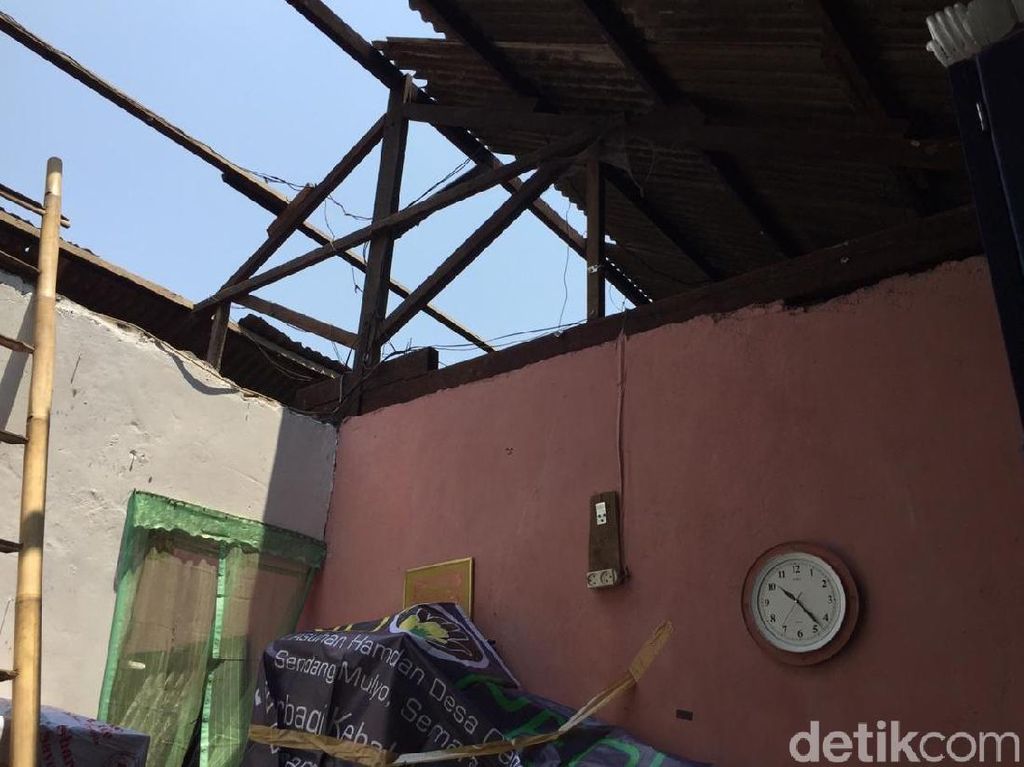 Polisi Perbaiki Rumah Rusak Akibat Ledakan di Brimob Srondol Polisi Perbaiki Rumah Rusak Akibat Ledakan di Brimob Srondol
