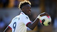 Tammy Abraham tidak terhentikan. Striker muda Chelsea itu mencetak hat-trick ketika timnya mengalahkan Wolverhampton 5-2. Foto: Clive Mason/Getty Images