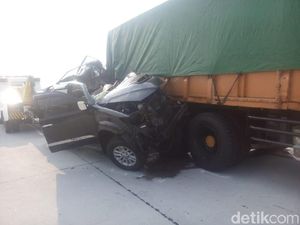 Pengemudi Ngantuk, Fortuner Ringsek Seruduk Truk di Tol Ngawi