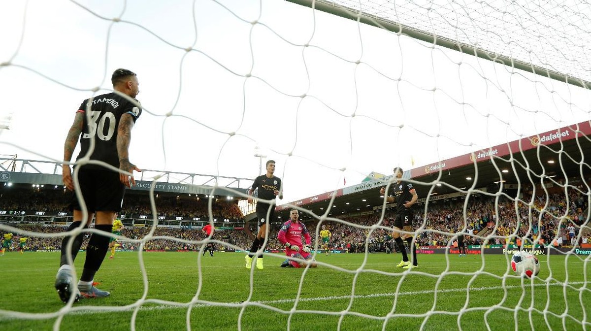 Lini belakang Manchester City melakukan kesalahan saat kalah dari Norwich City (Foto: John Sibley/Action Images via Reuters)