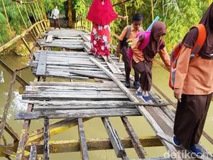 Siswa Bertaruh Nyawa di Jembatan Maut, Pemkab Pidie: Segera Diperbaiki Siswa Bertaruh Nyawa di Jembatan Maut, Pemkab Pidie: Segera Diperbaiki