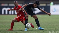 Peluang Persija hadir pada menit ke-19. Bola sodoran dari Ramdani Lestaluhu, dikirim ke arah gawang lemah oleh Joan Tomas Campasol.