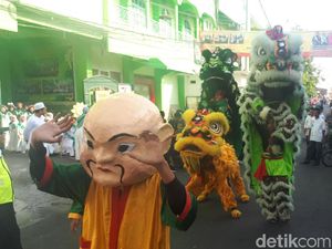 Barongsai dan Pencak Macan Meriahkan Pawai Muharam di Gresik