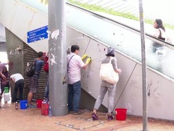 Warga Hong Kong Sukarela Bersihkan Grafiti Pendemo
