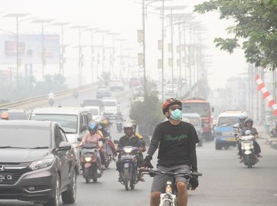 Sepekan Dikepung Kabut Asap, Warga Tetap Beraktivitas