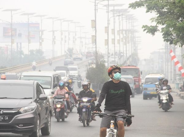 Sepekan Dikepung Kabut Asap, Warga Tetap Beraktivitas