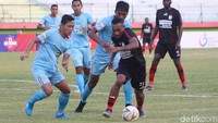 Di menit ke-34, Persipura kembali nyaris mencetak gol. Kali ini, upaya Yohanis Tjoe masih melenceng dari gawang Persela.