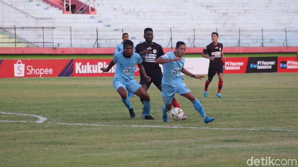 Persipura Jayapura vs Persela Lamongan tanpa penonton. (Foto: Suparno/detikcom)