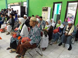Jemaah Haji Kloter Terakhir Tiba di Surabaya, 8 Orang Masih Perawatan Medis Jemaah Haji Kloter Terakhir Tiba di Surabaya, 8 Orang Masih Perawatan Medis
