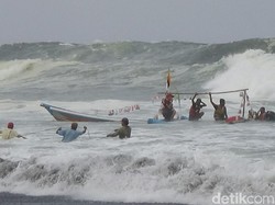 Perahu Terbalik Saat Sedekah Laut, Keluarga Nelayan Histeris