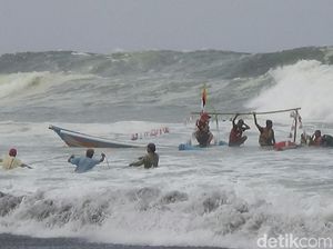 Perahu Terbalik Saat Sedekah Laut, Keluarga Nelayan Histeris Perahu Terbalik Saat Sedekah Laut, Keluarga Nelayan Histeris