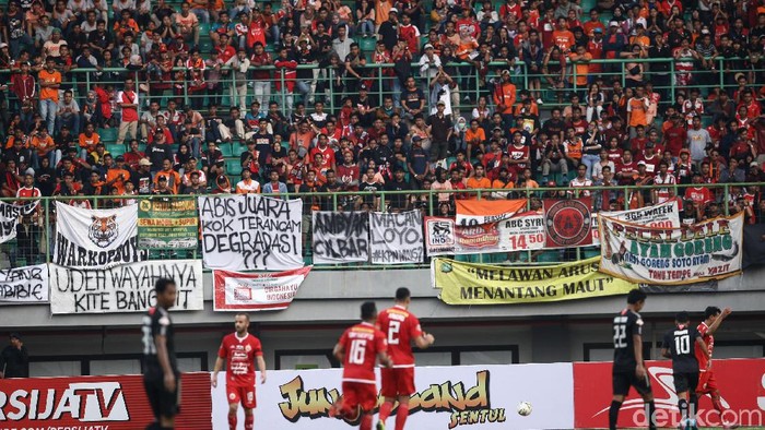 Ada-ada saja yang dilakukan Supporter dalam mengungkapkan rasa lewat spanduk nyeleneh di Stadion dalam lanjutan Liga 1. Persija Jakarta menjamu PSIS Semarang dengan hasil akhir 2-1.