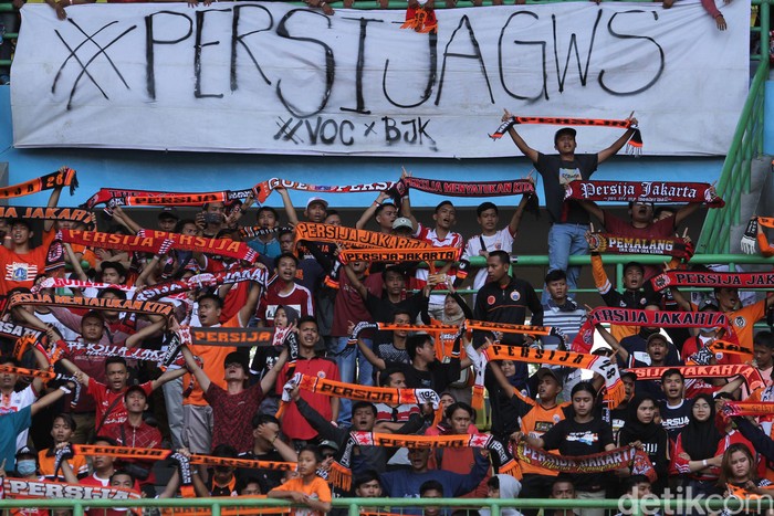 Ada-ada saja yang dilakukan Supporter dalam mengungkapkan rasa lewat spanduk nyeleneh di Stadion dalam lanjutan Liga 1. Persija Jakarta menjamu PSIS Semarang dengan hasil akhir 2-1.