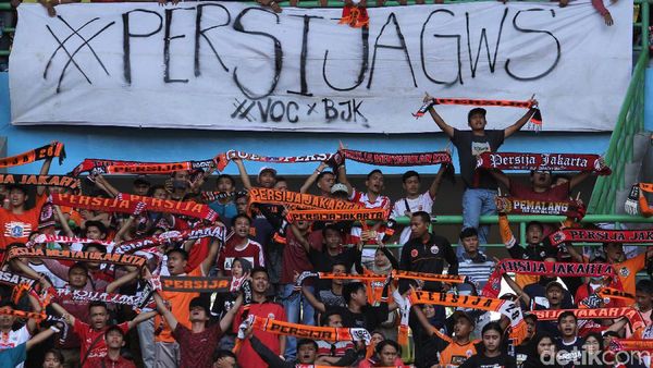 Beragam Spanduk Nyeleneh The Jakmania