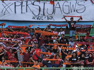Beragam Spanduk Nyeleneh The Jakmania