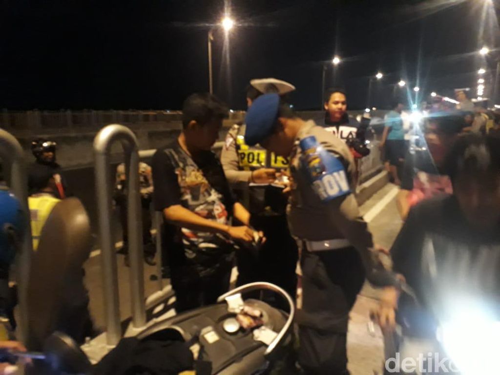 Puluhan Motor Diamankan Saat Razia di Jembatan Suramadu Puluhan Motor Diamankan Saat Razia di Jembatan Suramadu