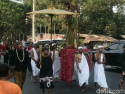 Pusaka Jokowi Ikut Kirab 1001 Keris di Solo