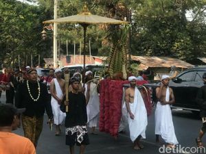 Pusaka Jokowi Ikut Kirab 1001 Keris di Solo Pusaka Jokowi Ikut Kirab 1001 Keris di Solo
